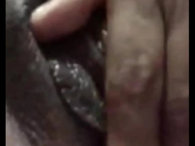 Madura se masturba en el ba�o en videollamada