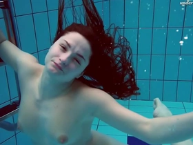 Tattooed babe liza bubarek showing her naked ass underwater