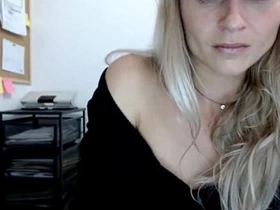 Wild blonde bates her pussy rough and hard on webcam
