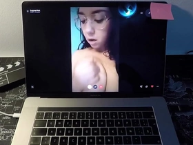 Actriz porno milf española se folla a un fan por webcam esta madurita sabe sacar bien la leche a distancia