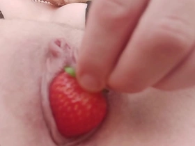 Babe masturbates pussy food in nightie and has intense orgasm - close up