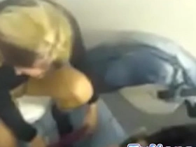 Esta mujer es pillada singando en un toilet publico