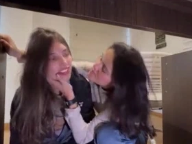 No me había dado cuenta que mi criada estaba tan buena, se agacho para limpiar el estudio.
