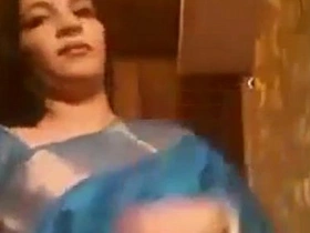 Hot Indian Aunty removing saree