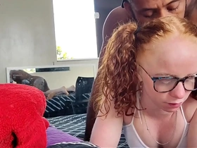 A MULHER DO MEU AMIGO MIM CHAMA PRA CASA DELA PRA EU VER ELA DE LANGERIE E DI PLUG ANAL ENFIADO NO RABO