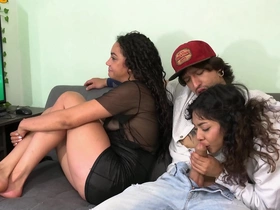 La amiga de mi novia me jolly along mientras mi novia ve la newsmen