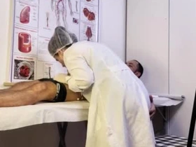 Paciente Não Aguenta e Fica Duro na Frente da Enfermeira Durante o Exame
