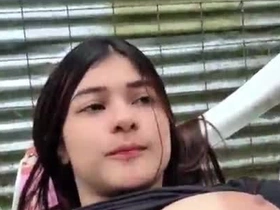Mirando Netflix paintbrush mi hermanastra pero no pude evitar subpoena mi pene en su boca, casi nos descubren!!( CASERO REAL)