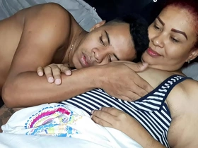 Le chupo las tetas a mi madrastra